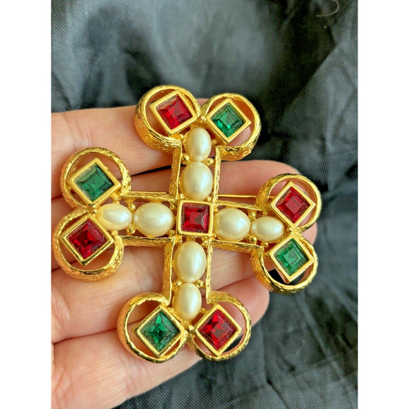 Joan Rivers Maltese cross Brooch Pin Gold Tone Faux Pearls Green Red Rhinestones - Picture 2 of 10